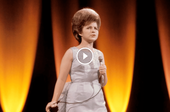 Brenda Lee – Rockin’ Around The Christmas Tree (Official Lyric Video)