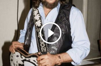 Waylon Jennings – Never Could Toe the Mark